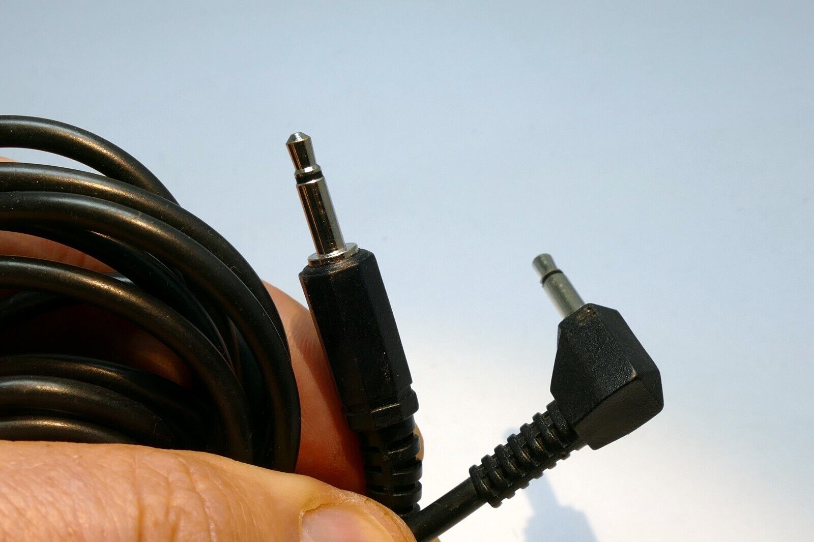 MONO Male to Male 3.5mm to 3.5mm Audio Cable 4 feet long 90 degree