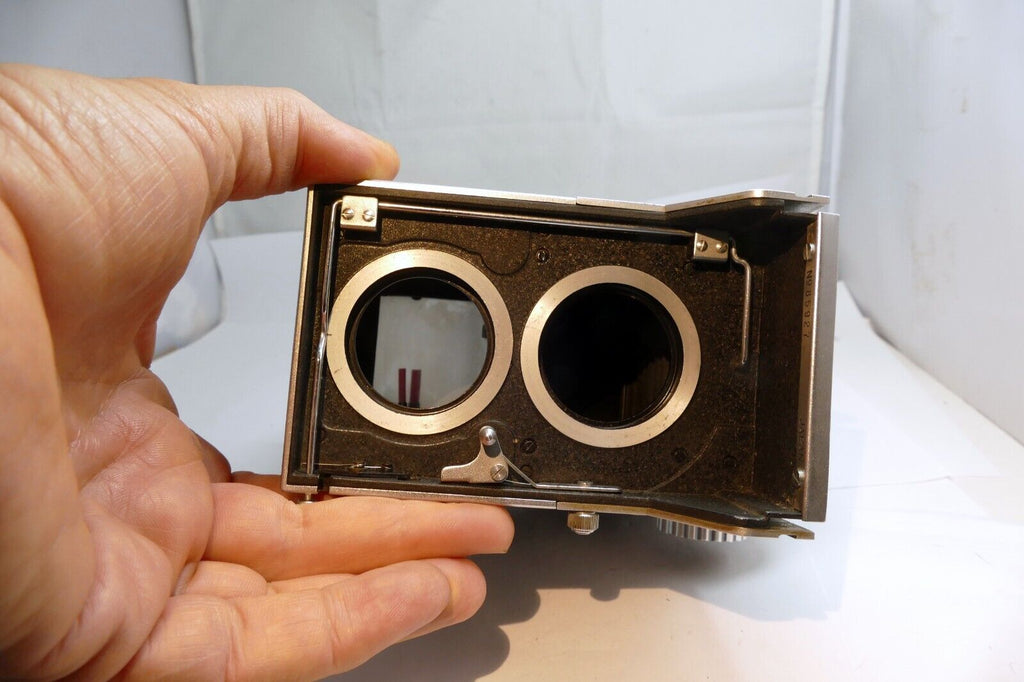 MAMIYA Mamiyaflex Professional TLR Film Camera Body - missing film back plate