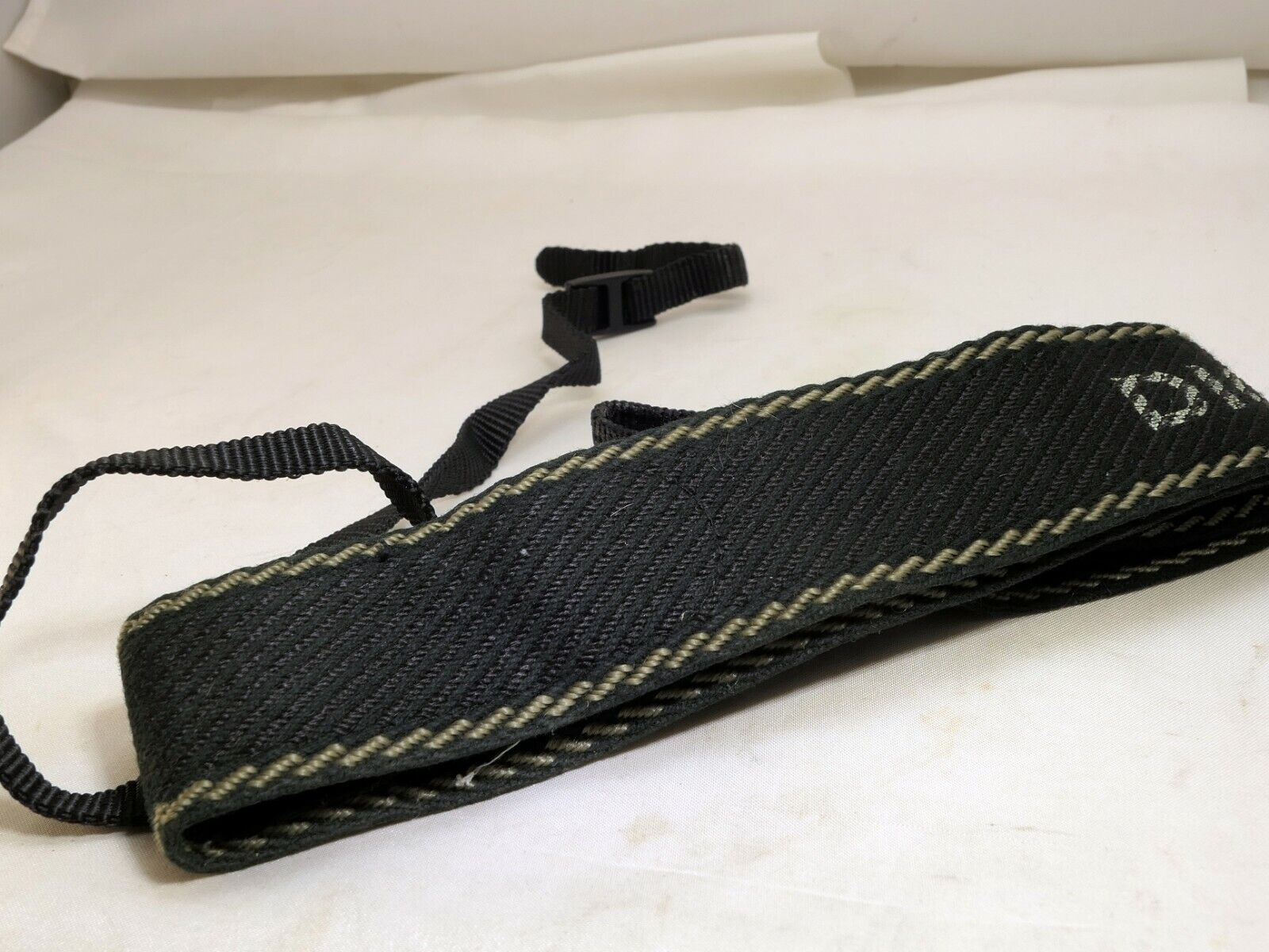Canon EOS SLR Digital Camera Neck Shoulder Strap Genuine OEM  Black- White