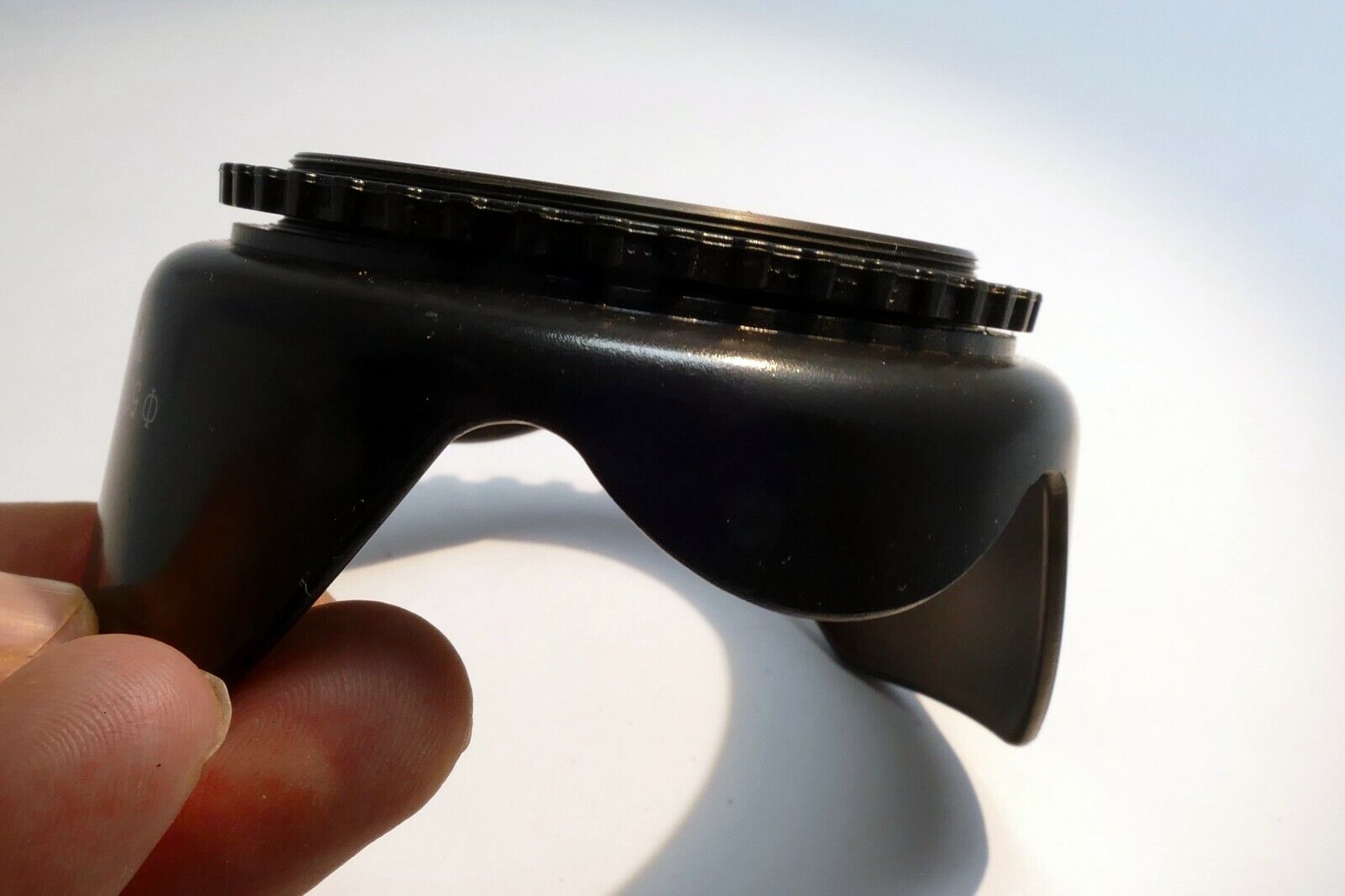 Plastic Petal shaped 58mm Lens hood Shade screw in type for 18-55mm IS