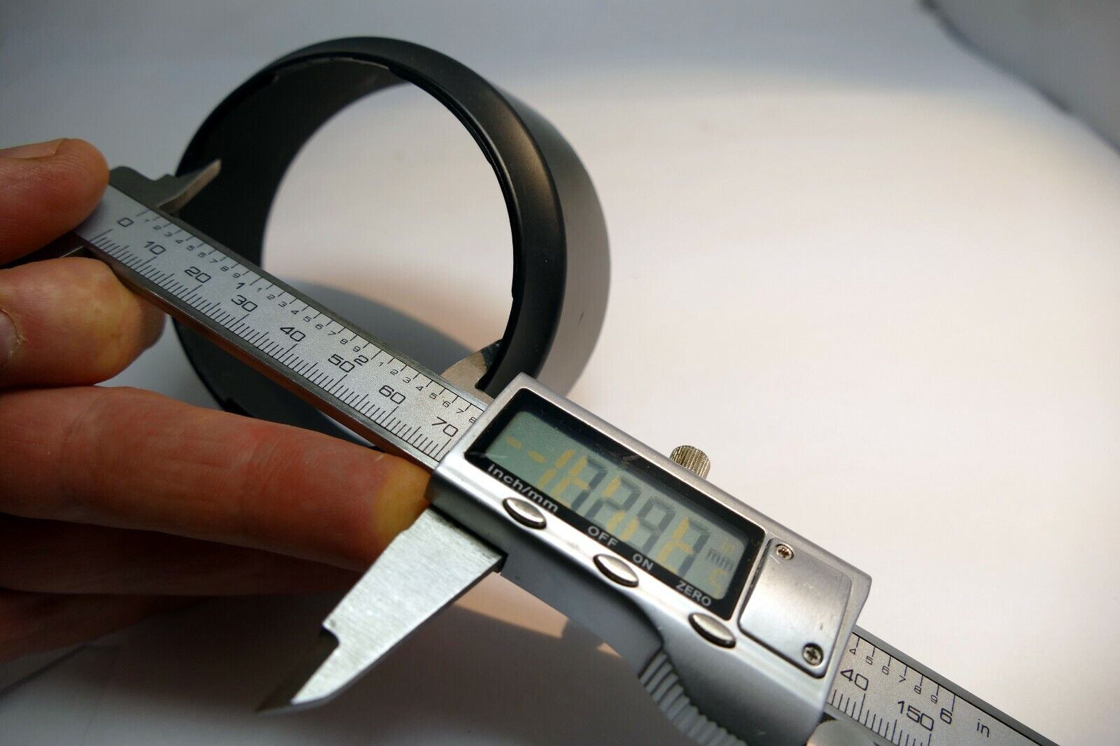 72.5mm ID plastic Lens Hood unknown brand  twist on type for 300mm