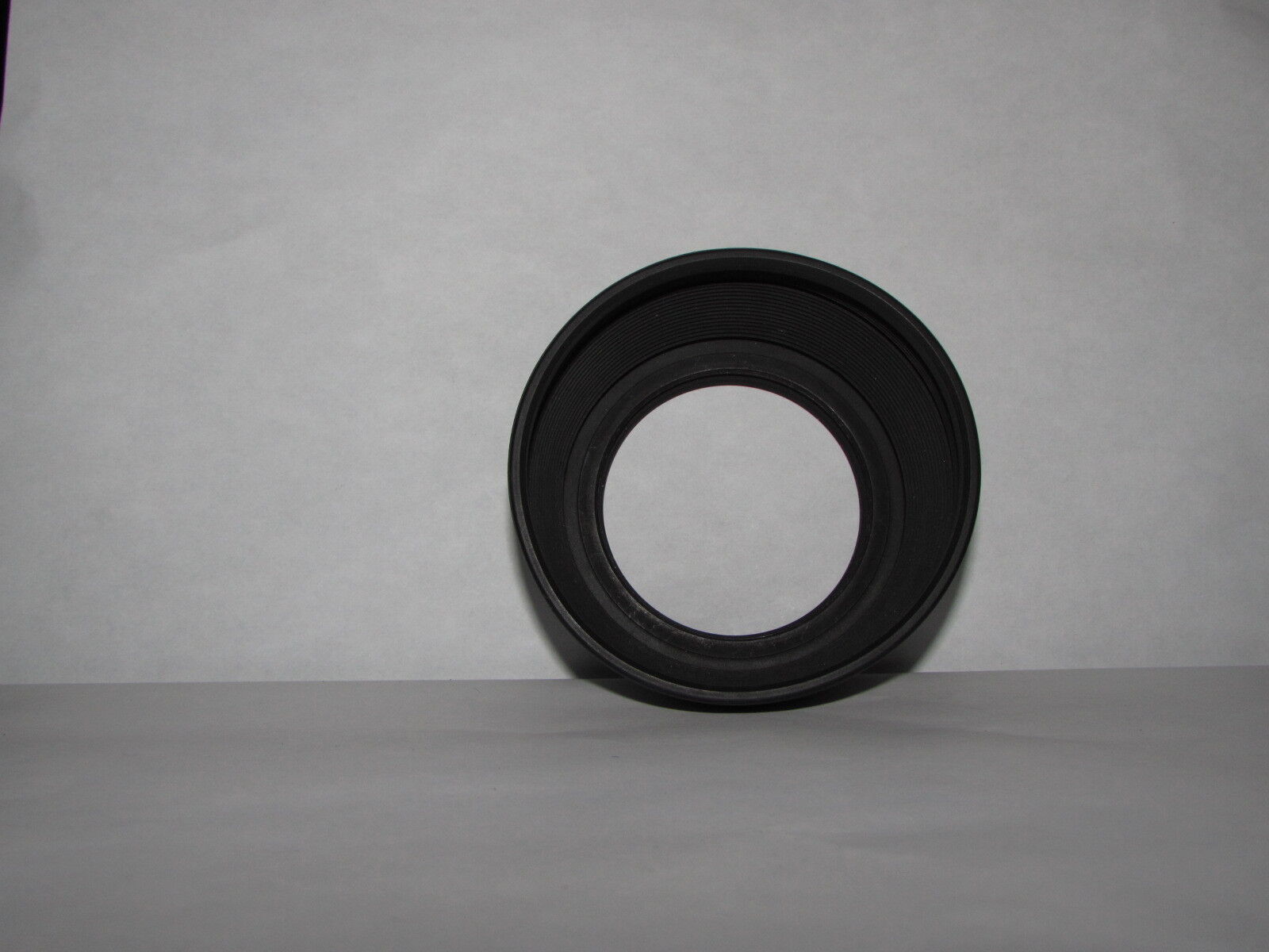 Used 52mm Rubber Lens Hood Shade for telephoto lenses 85mm 100mm 135mm f2.8 f3.5