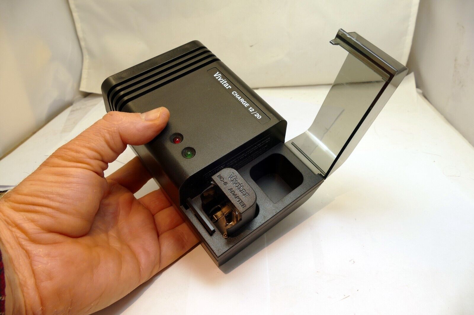 VIVITAR CHARGE 12 / 20 FLASH BATTERY CHARGER WITH NC-5 ADAPTER