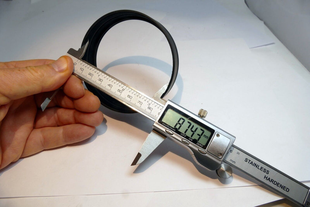 Shade Lens Hood adapter with 82mm threads in the front