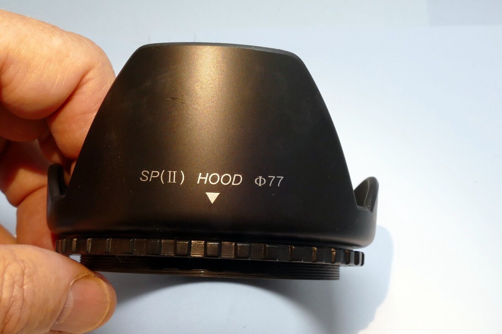 77mm  Lens hood shade plastic petal shaped  threaded screw in