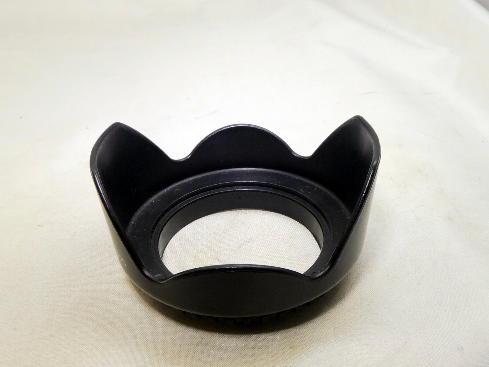 58mm Petal shaped Lens Hood screw on type for  18-55mm IS lenses