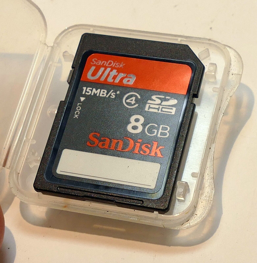 SanDisk Ultra 8GB, Class 15 MB/s - SDHC UHS-I Card with protective case