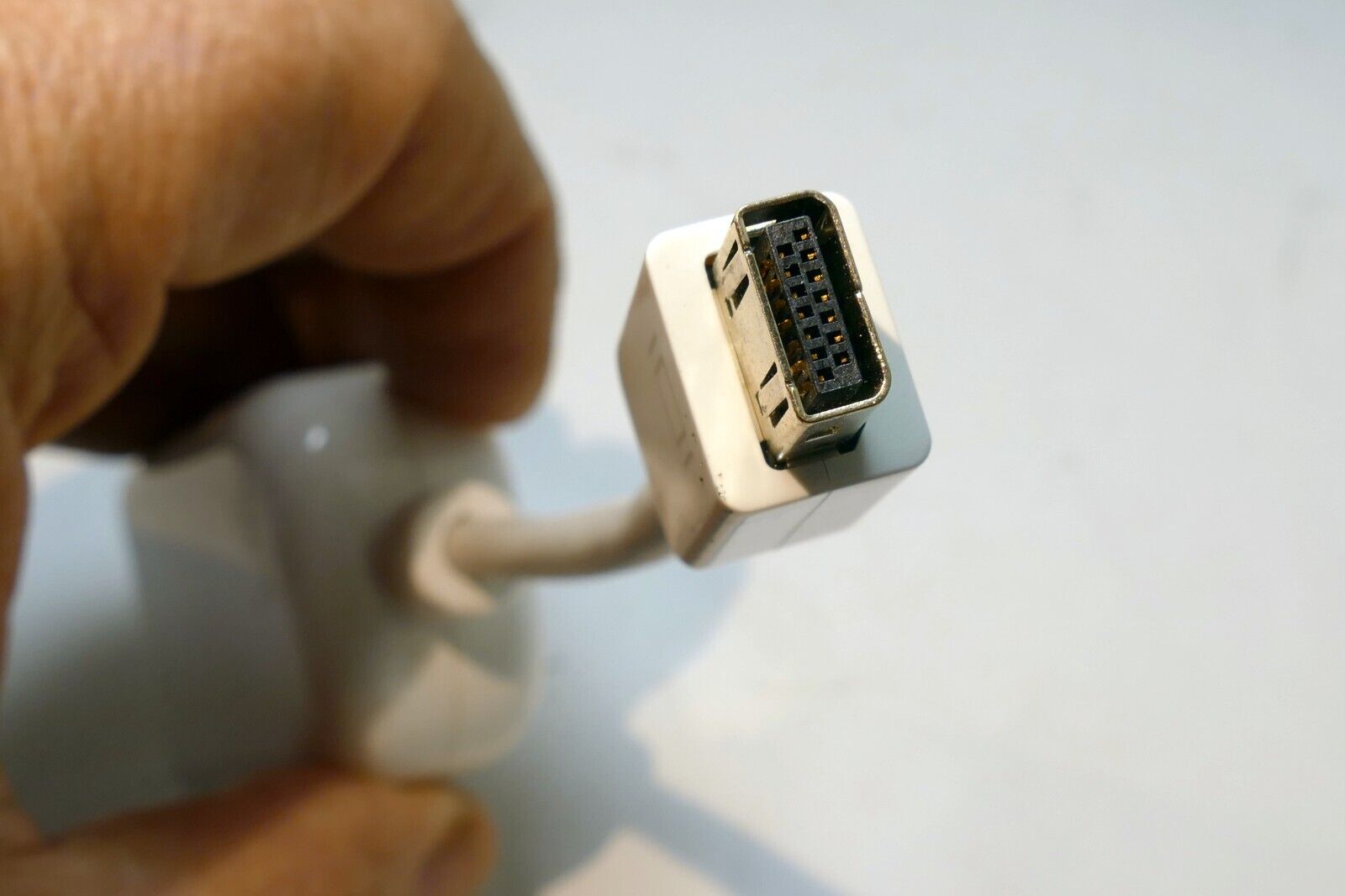 Apple Mini-DVI to Video Adapter / Mini-DVI to S-Video/Composite Adapter splitter