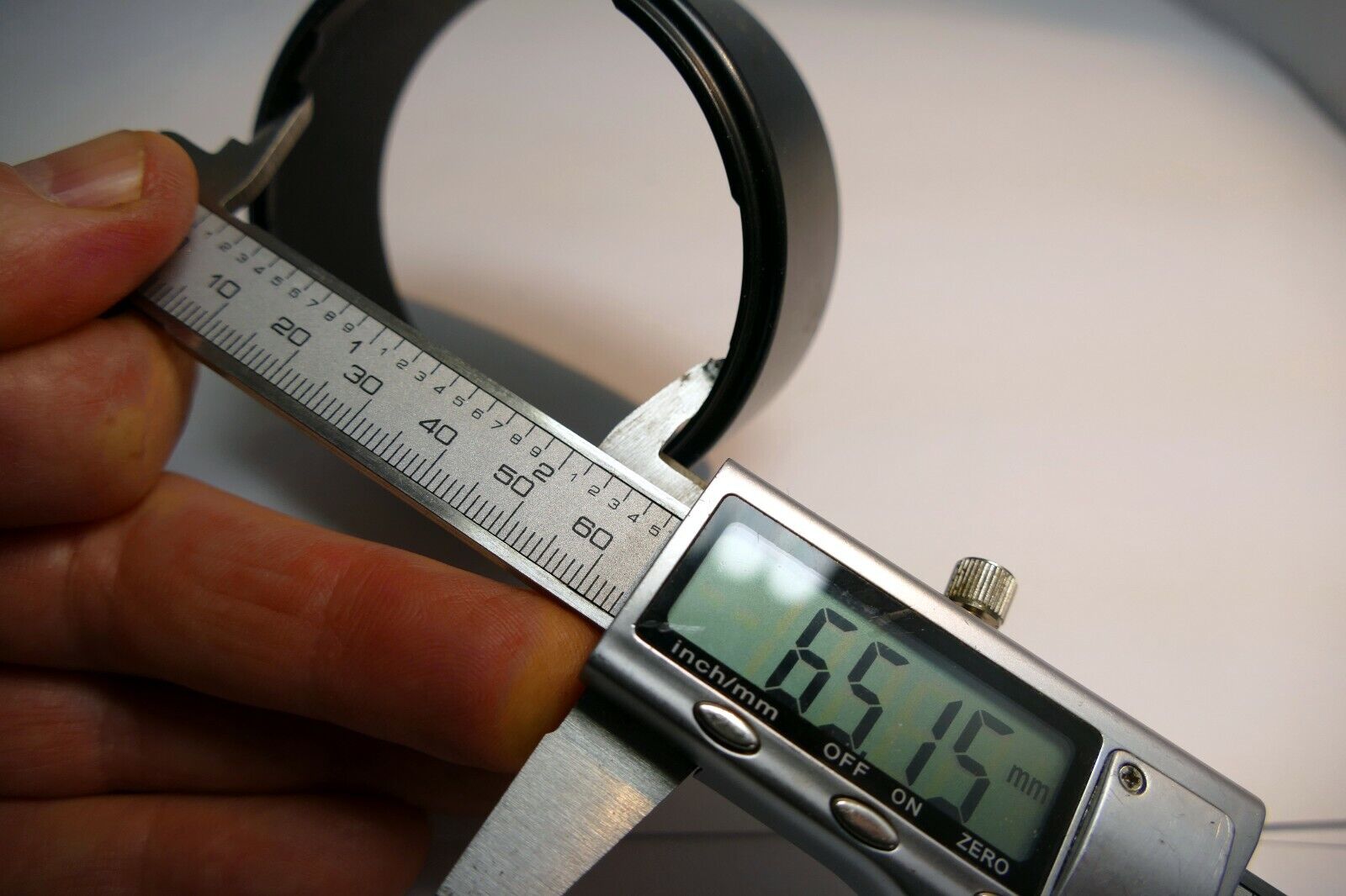 65mm ID plastic Lens Hood unknown brand  twist on type for telephoto