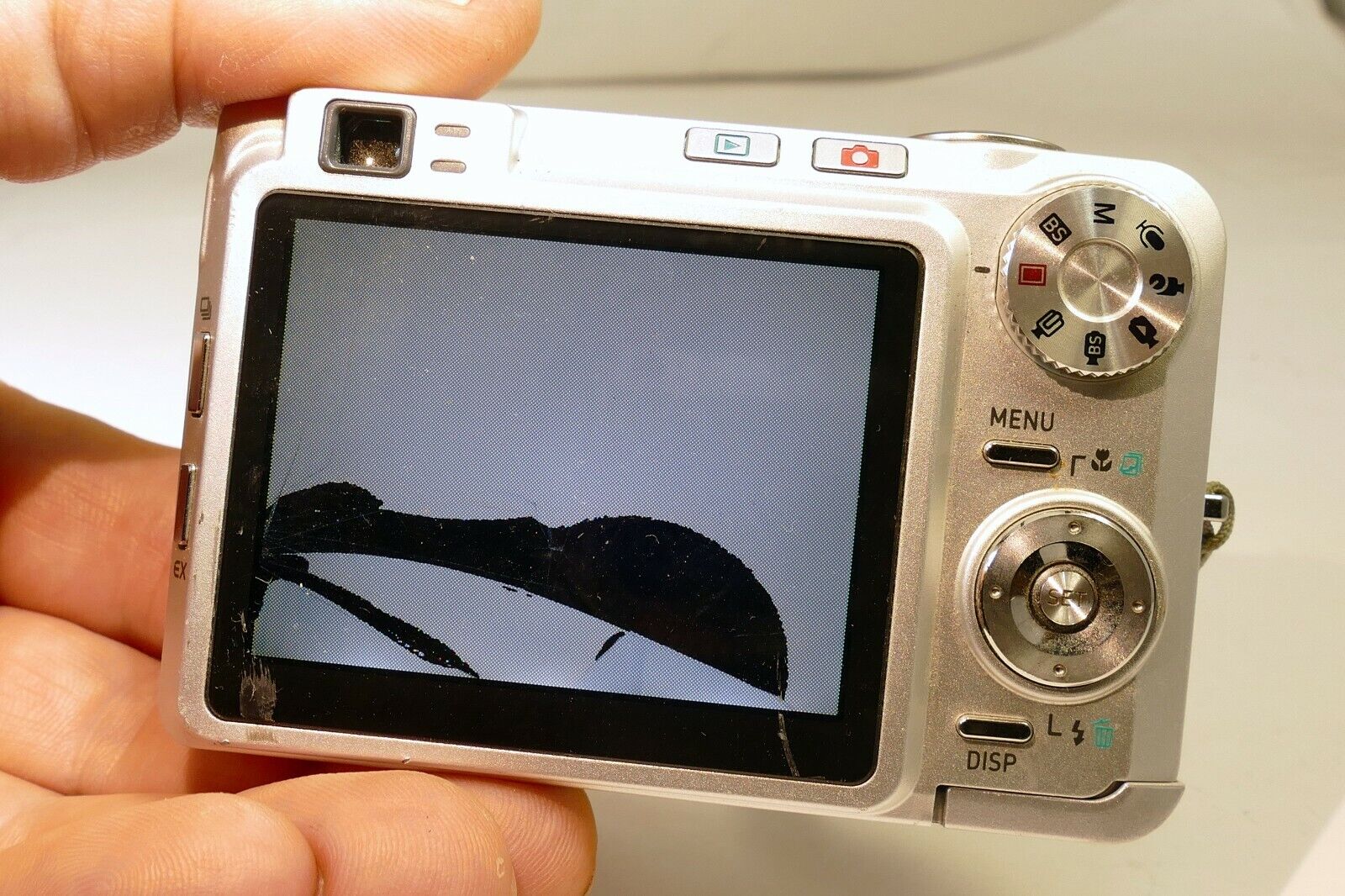 Casio EXILIM ZOOM EX-Z750 7.2MP Digital Camera - Broken LCD screen AS IS parts