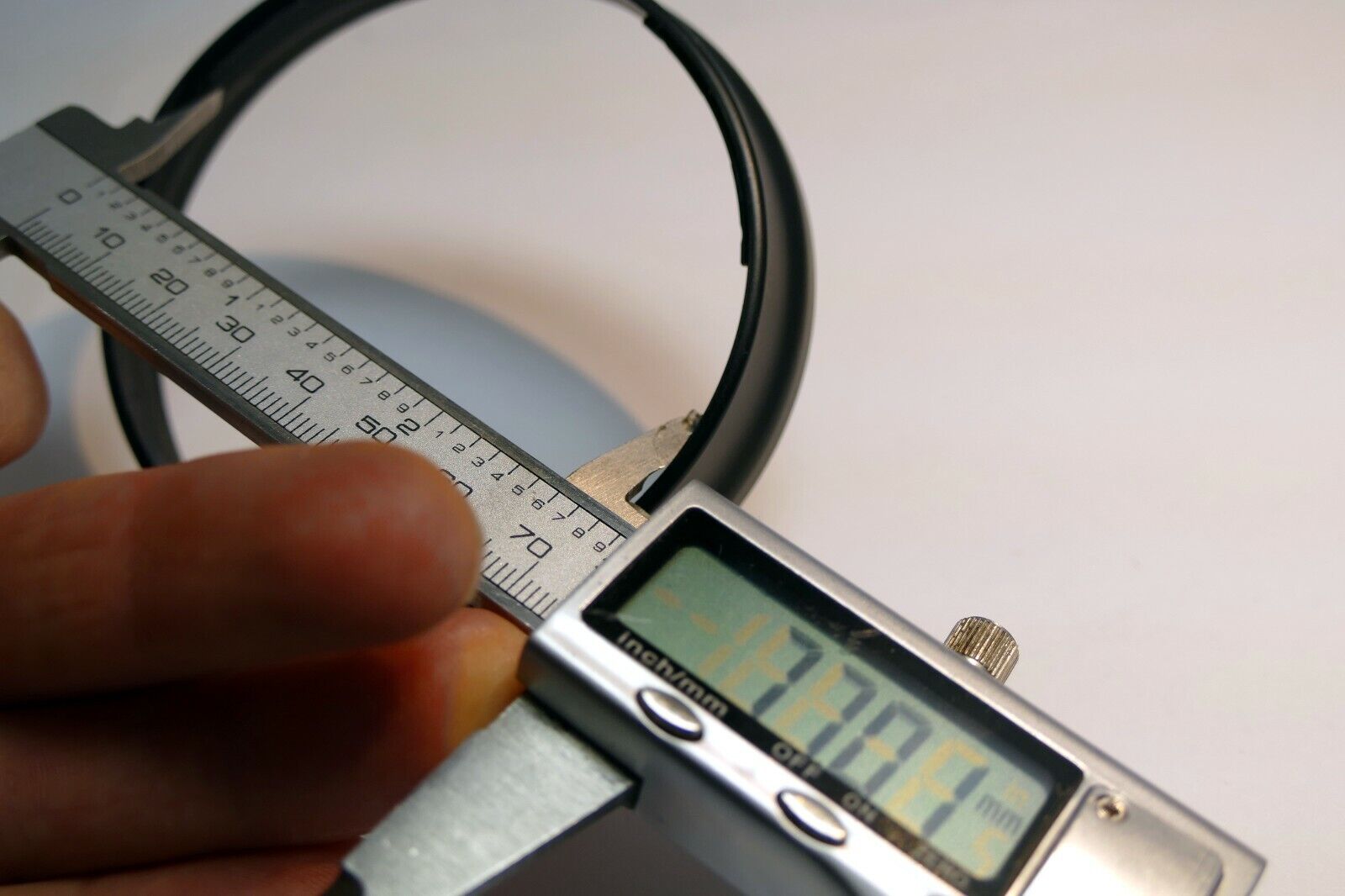 76.5mm ID plastic Lens Hood unknown brand  twist on type wide angle