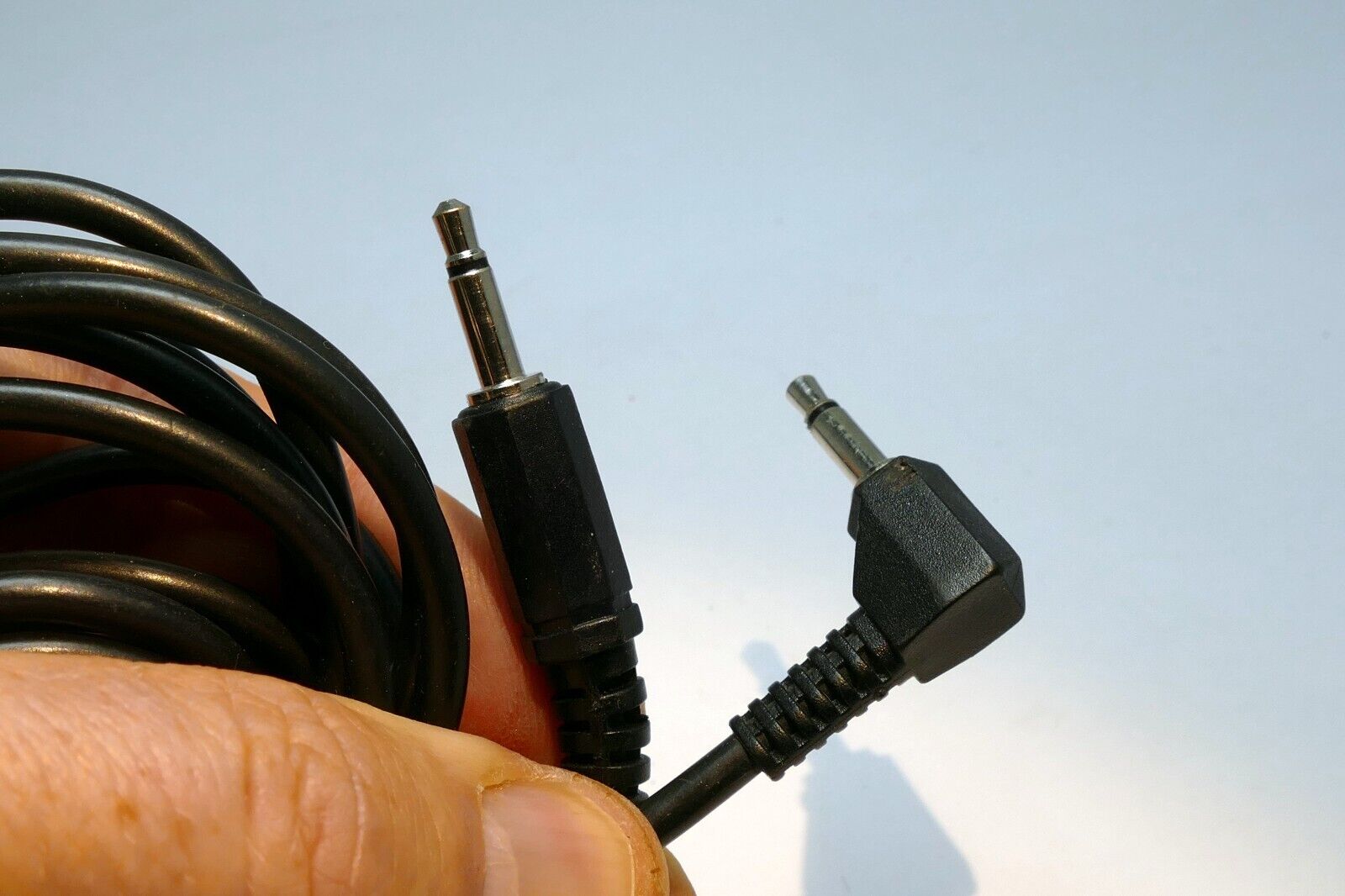 MONO Male to Male 3.5mm to 3.5mm Audio Cable 4 feet long 90 degree