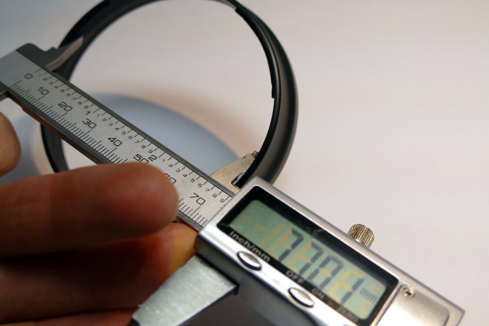 76.5mm ID plastic Lens Hood unknown brand  twist on type wide angle