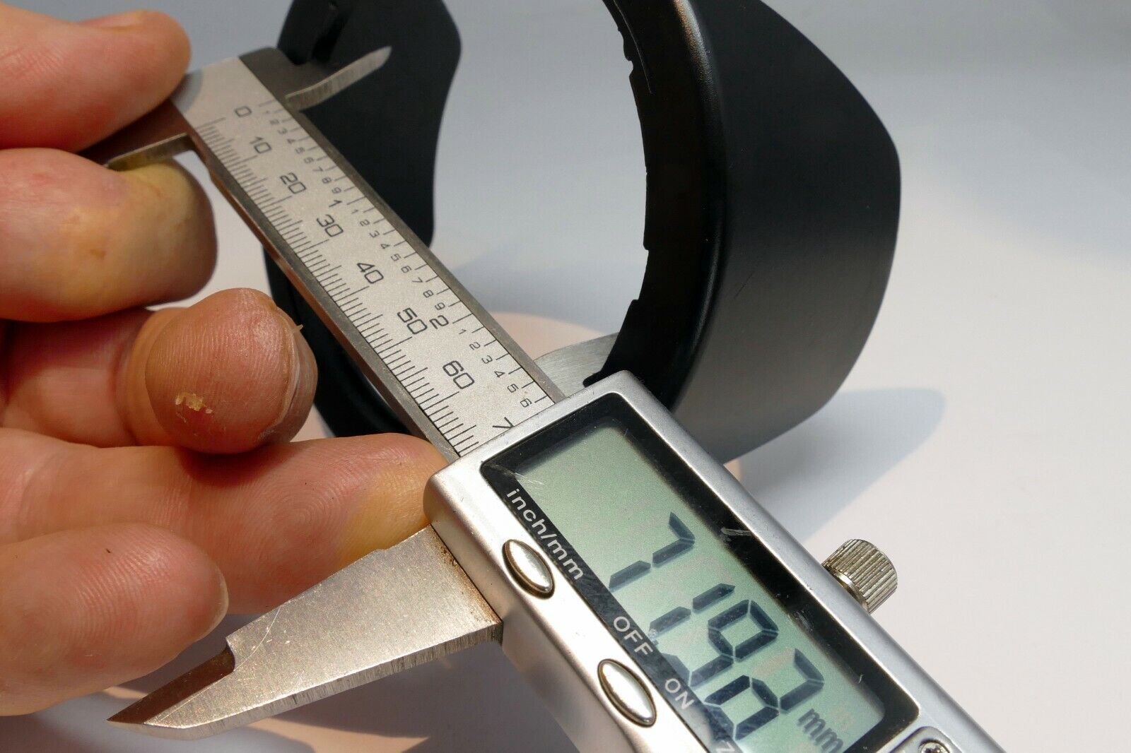 67mm  Twist on Lens Hood Shade Tulip Rev Pro Bower