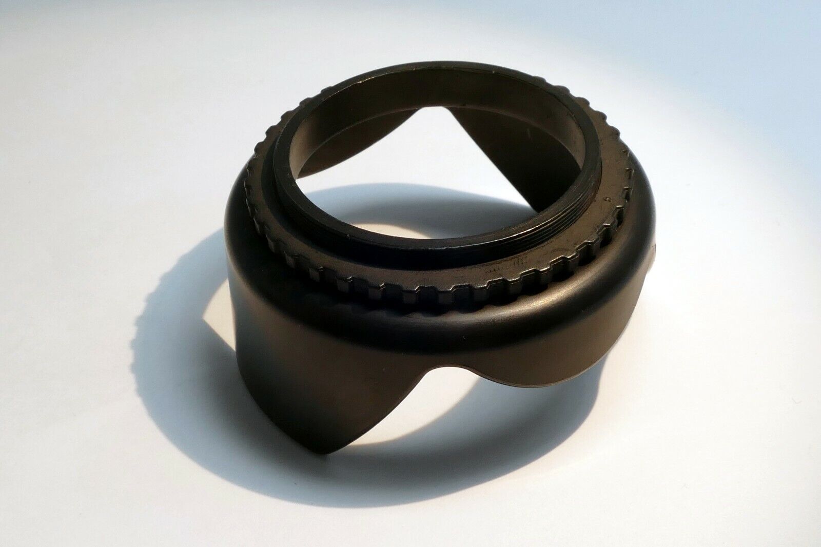 52mm Plastic Petal shaped Lens hood Shade for  18-55mm lens Screw in type