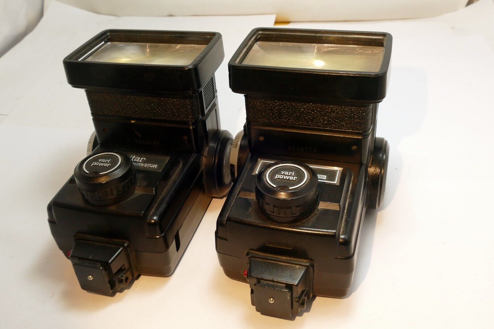 pack of two 2X Vivitar 285HV Zoom Thyristor Flash - work but missing AP-1 Holder