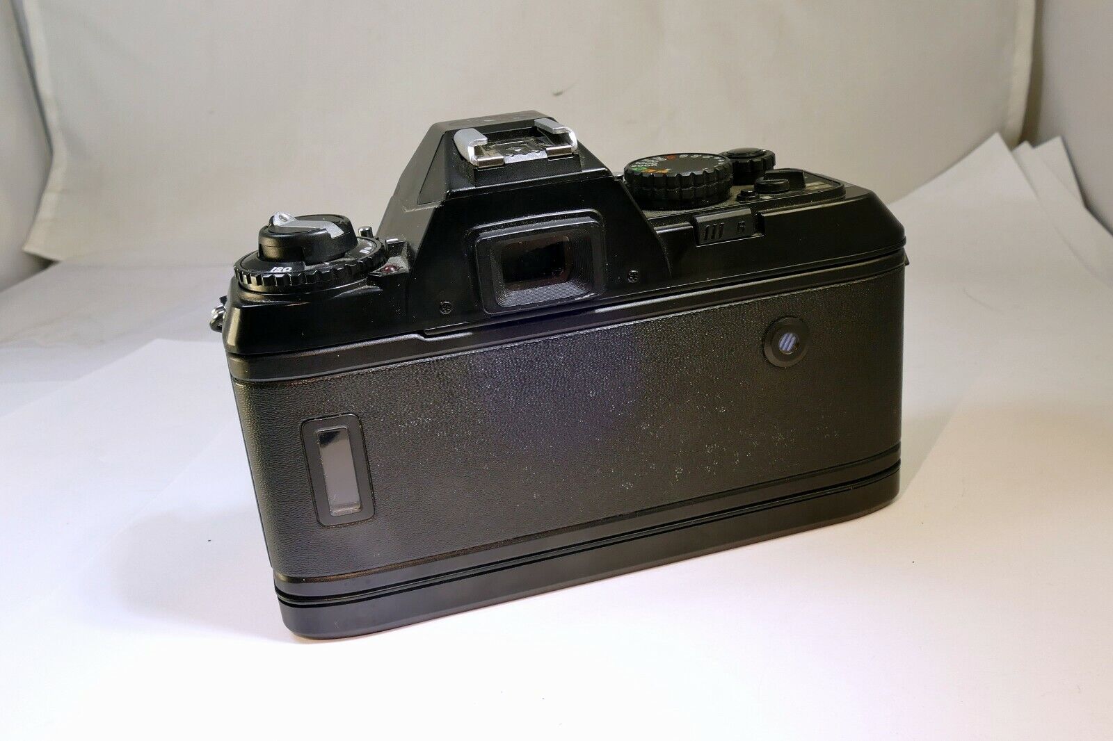 Nikon N2000 Manual Focus camera body (for parts does not work AS IS )