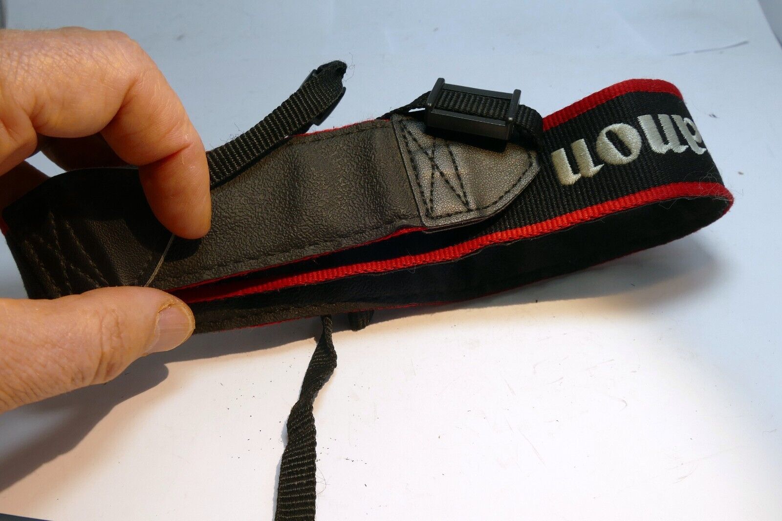 Canon EOS 70D SLR Digital Camera Neck Shoulder Strap - Genuine OEM