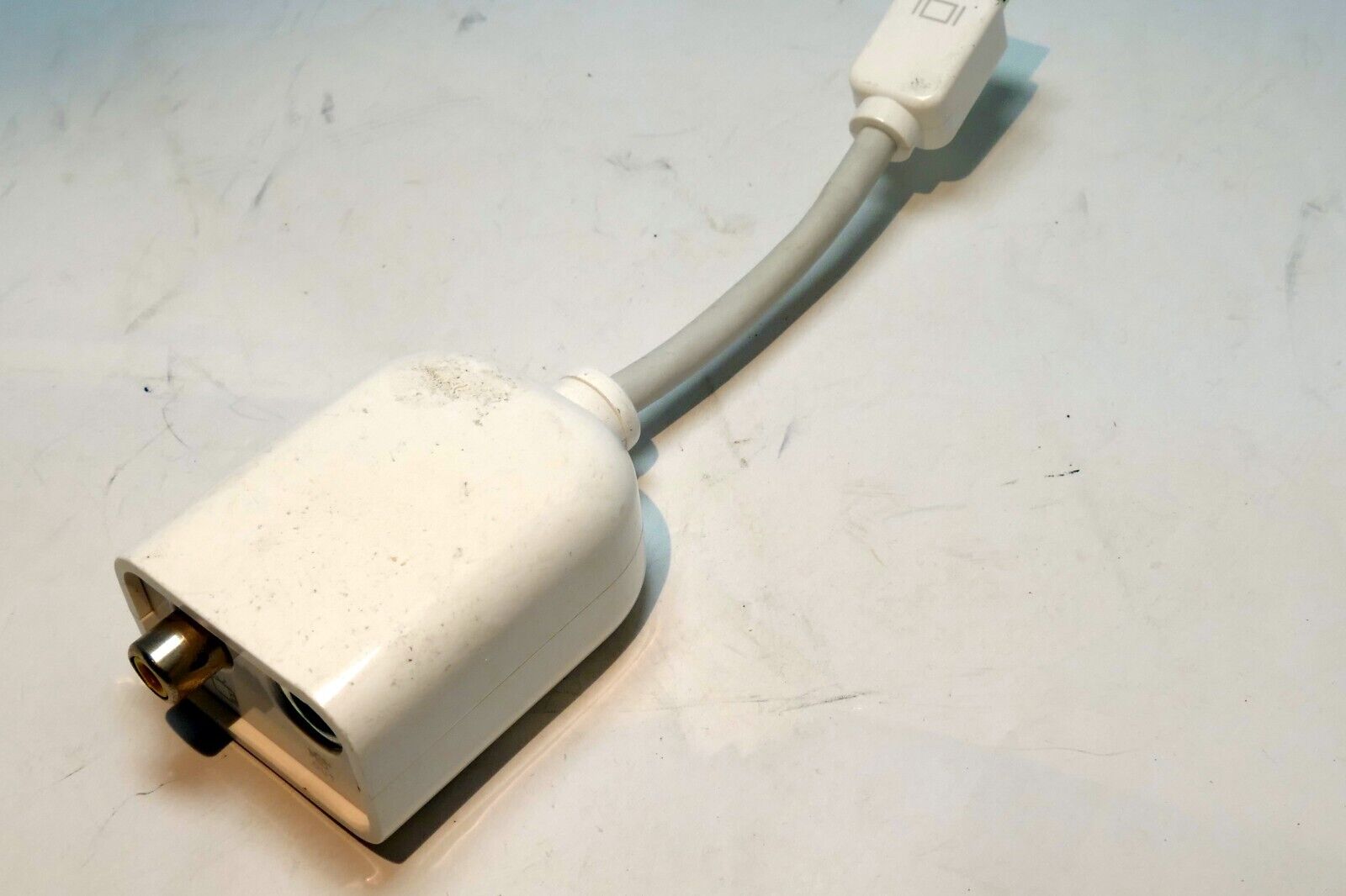 Apple Mini-DVI to Video Adapter / Mini-DVI to S-Video/Composite Adapter splitter