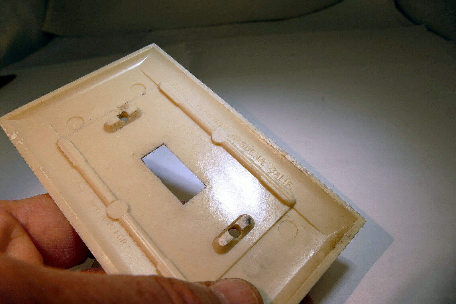1-Port Switch Plastic Wall Plate - Ivory single toggle