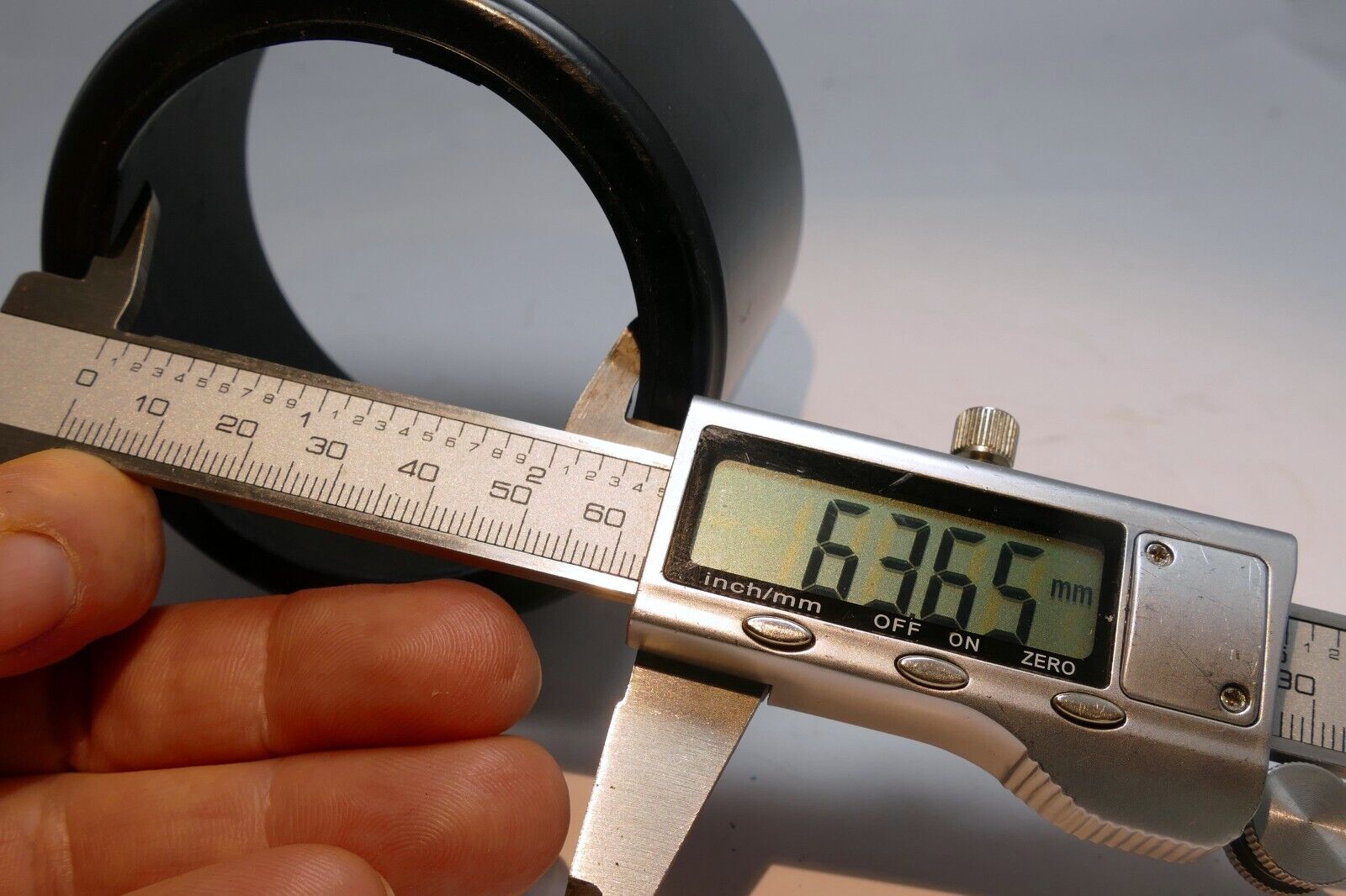 64mm Twist on type  Lens Hood Shade