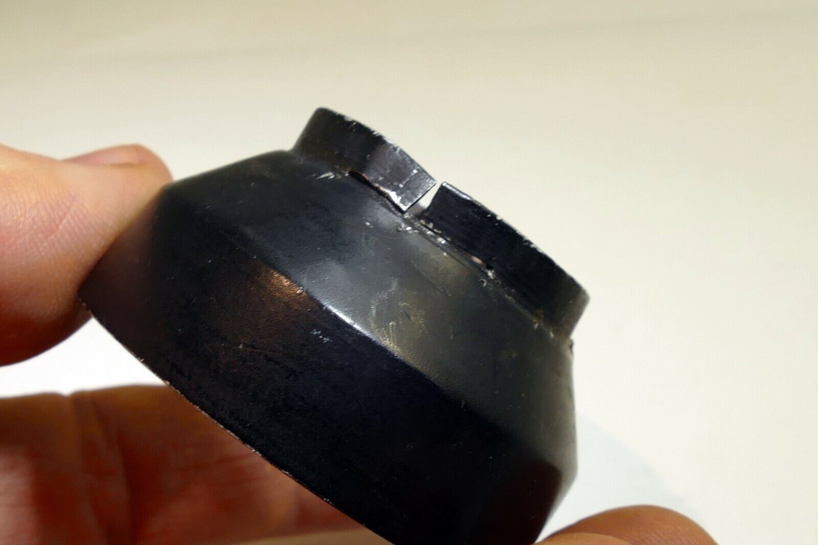 32-33mm series 5 V Metal Lens Hood Shade twist on type