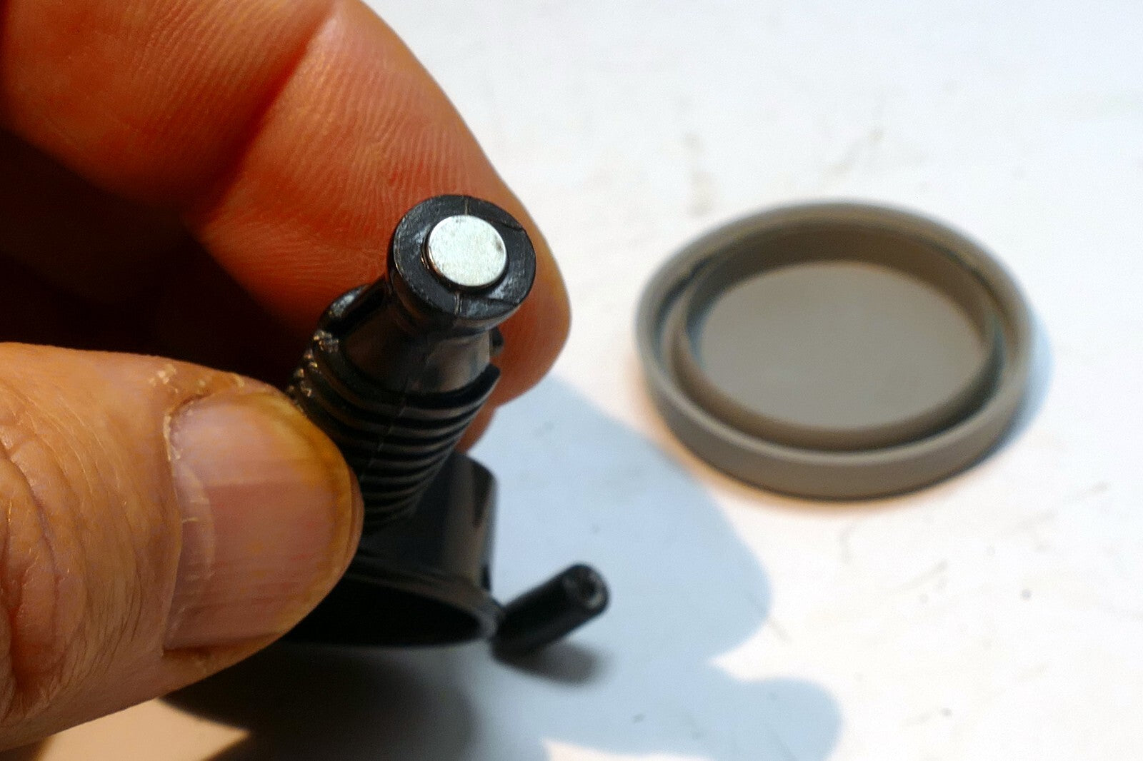 Lensbaby Lens aperture disc removal tool with magnet / case plastic