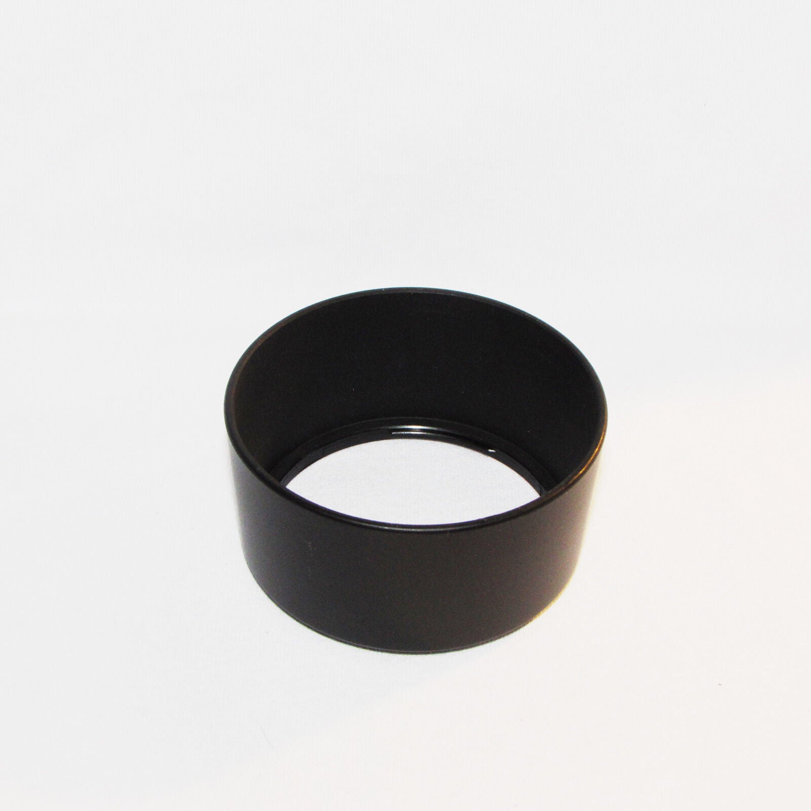 unknown brand lens hood twist on 60.8mm ID plastic B01948