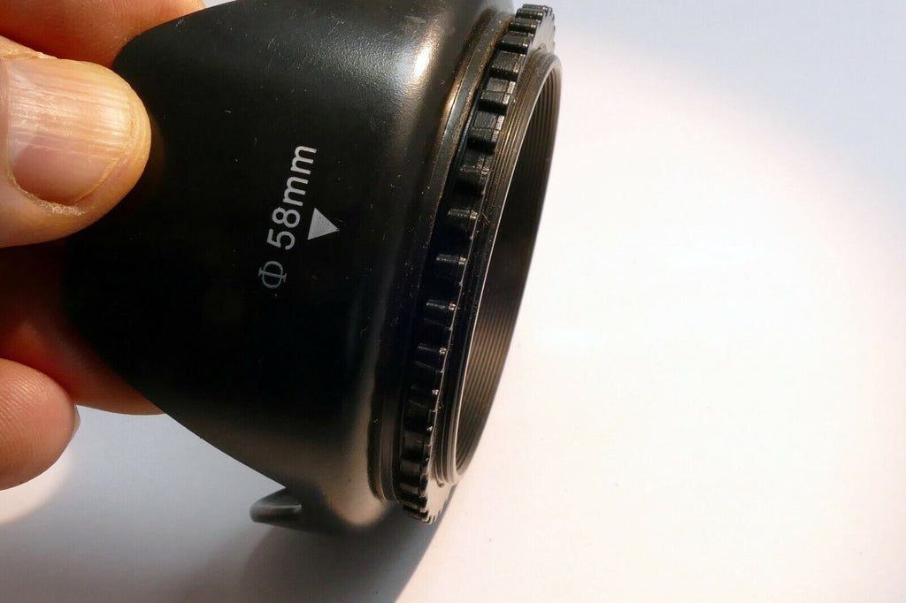 Plastic Petal shaped 58mm Lens hood Shade screw in type for 18-55mm IS