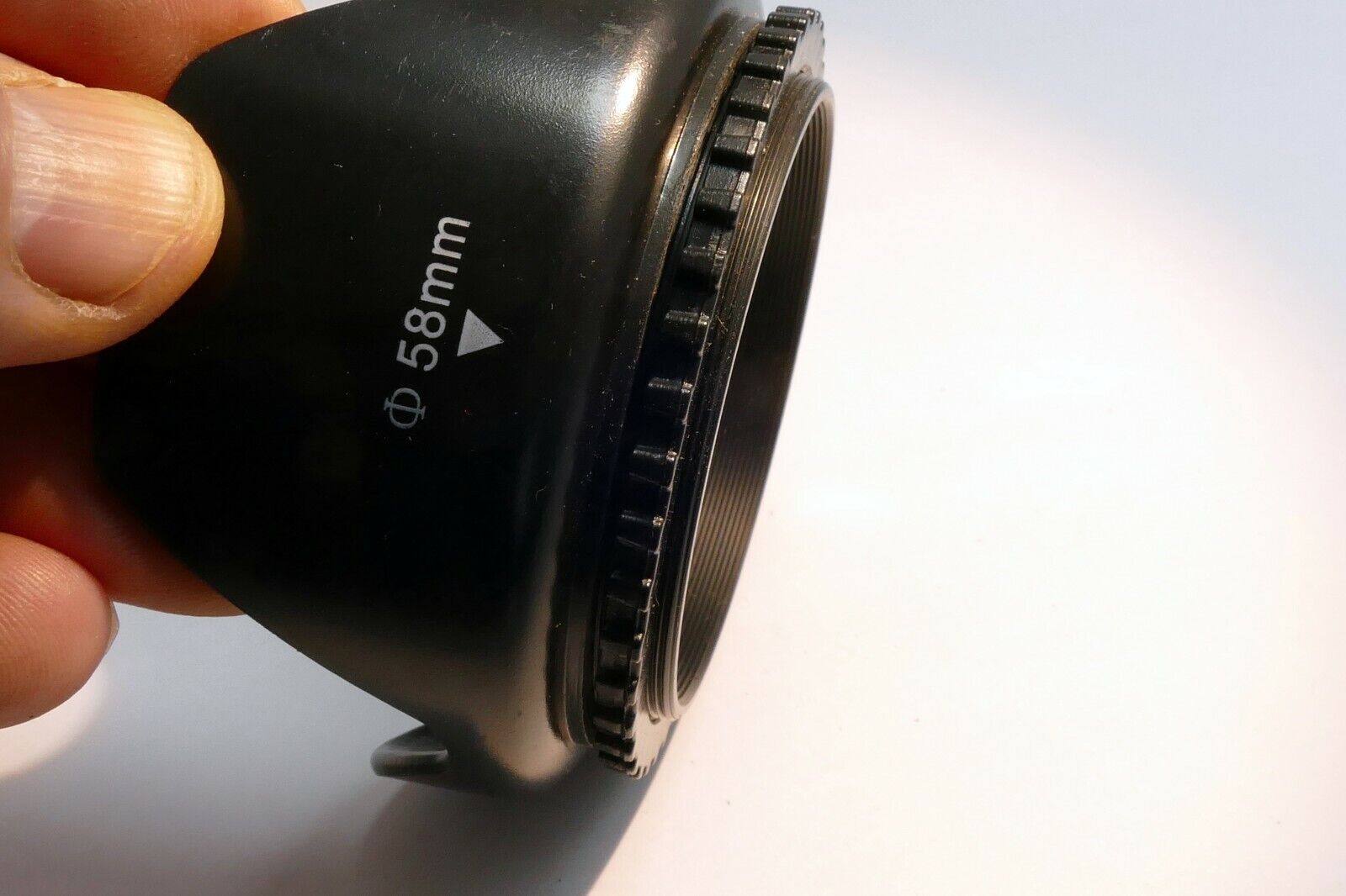 Plastic Petal shaped 58mm Lens hood Shade screw in type for 18-55mm IS