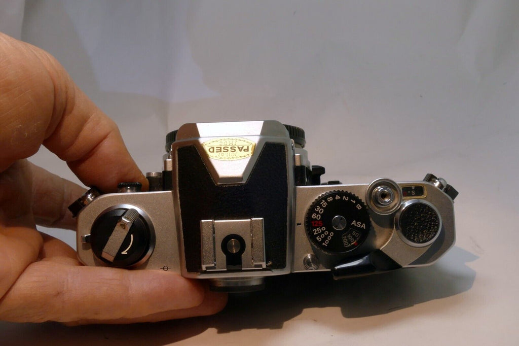 Nikon FM 35mm SLR Film Camera w/ issues with light meter - Free Shipping USA