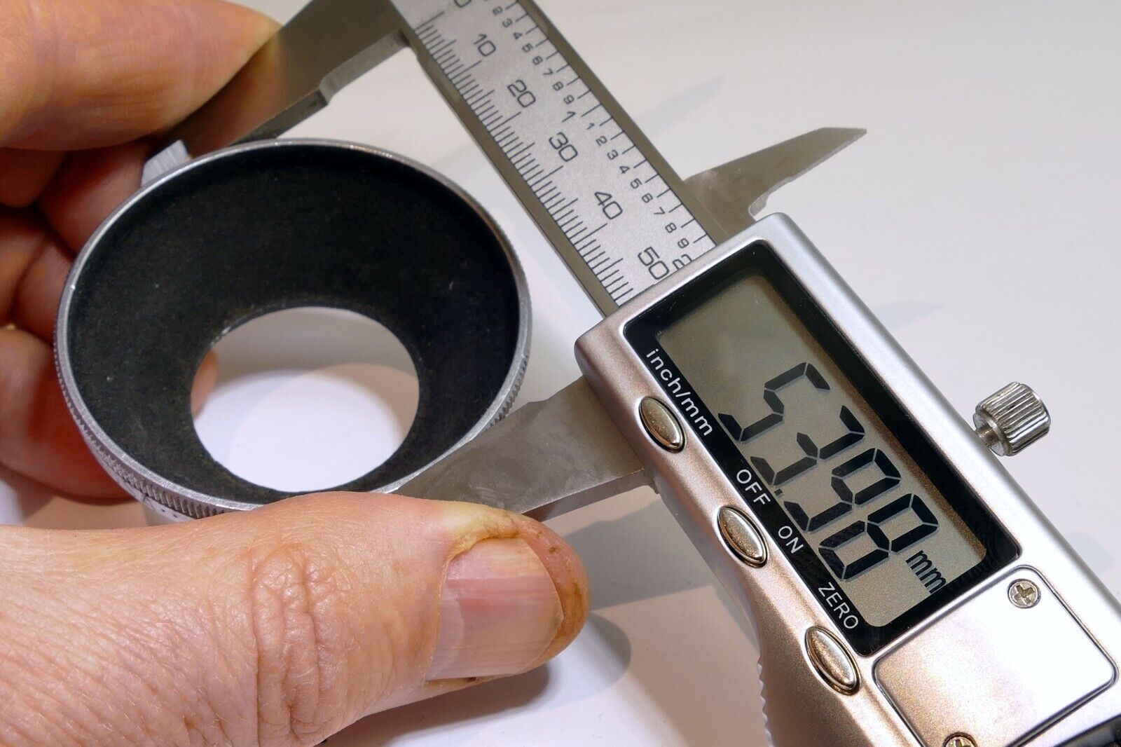 Chess-United 33mm series 5 V Metal Lens Hood Shade screw in for 33.3mm wide angl