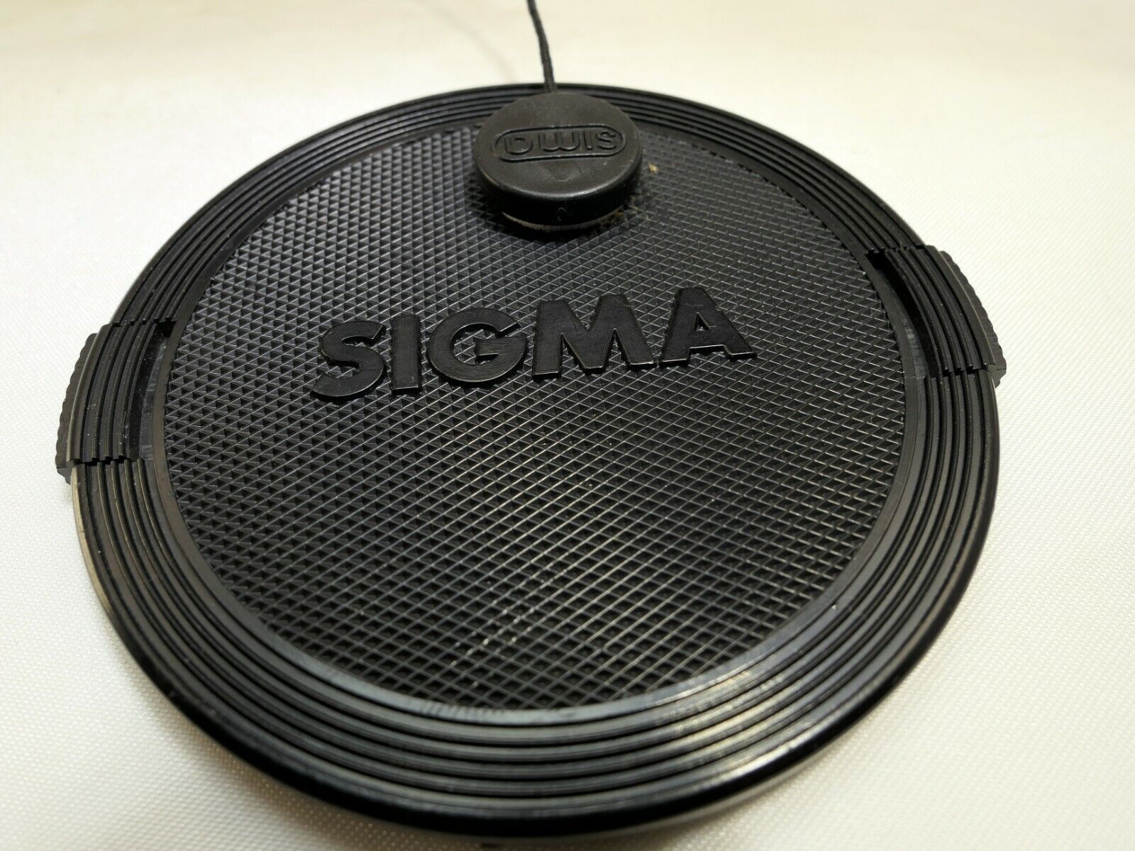 Sigma  72mm Lens Front Cap snap on with keeper string type for APO