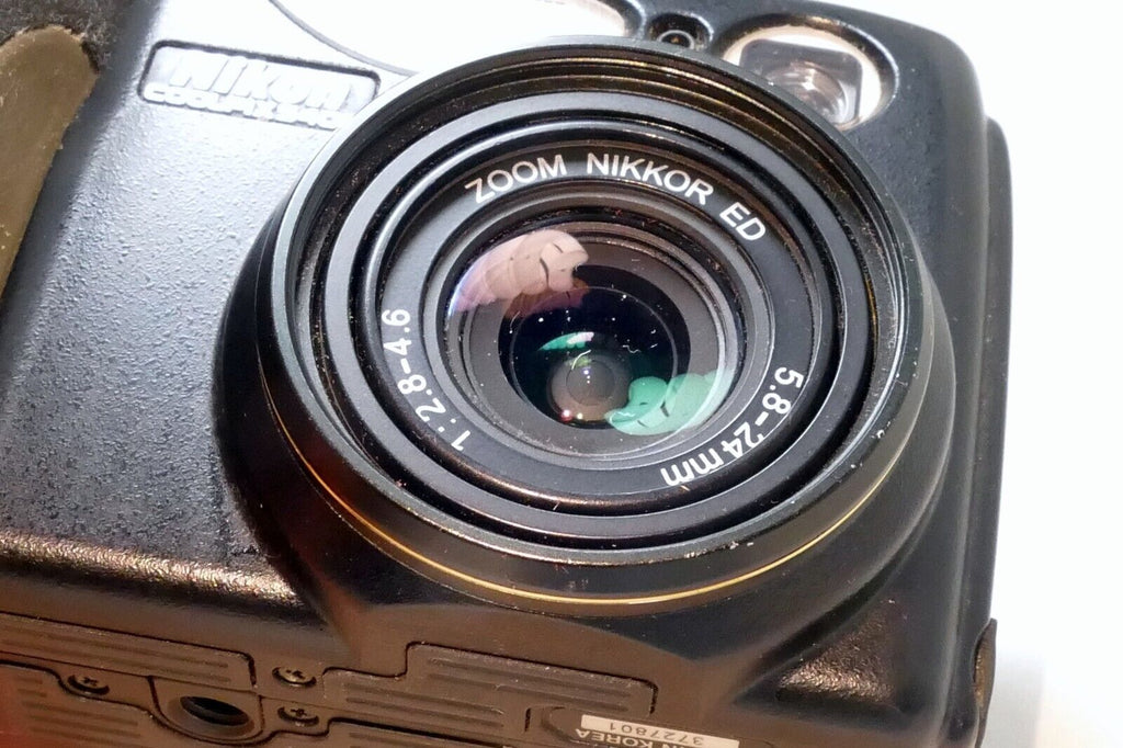 Nikon COOLPIX 5400 Digital 5.1MP Digital Camera Battery Included U284